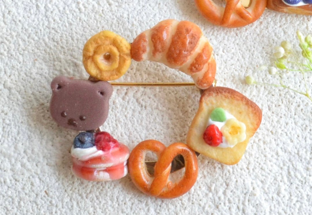 miniature bread brooch - 耳环/耳夹 - 粘土 咖啡色