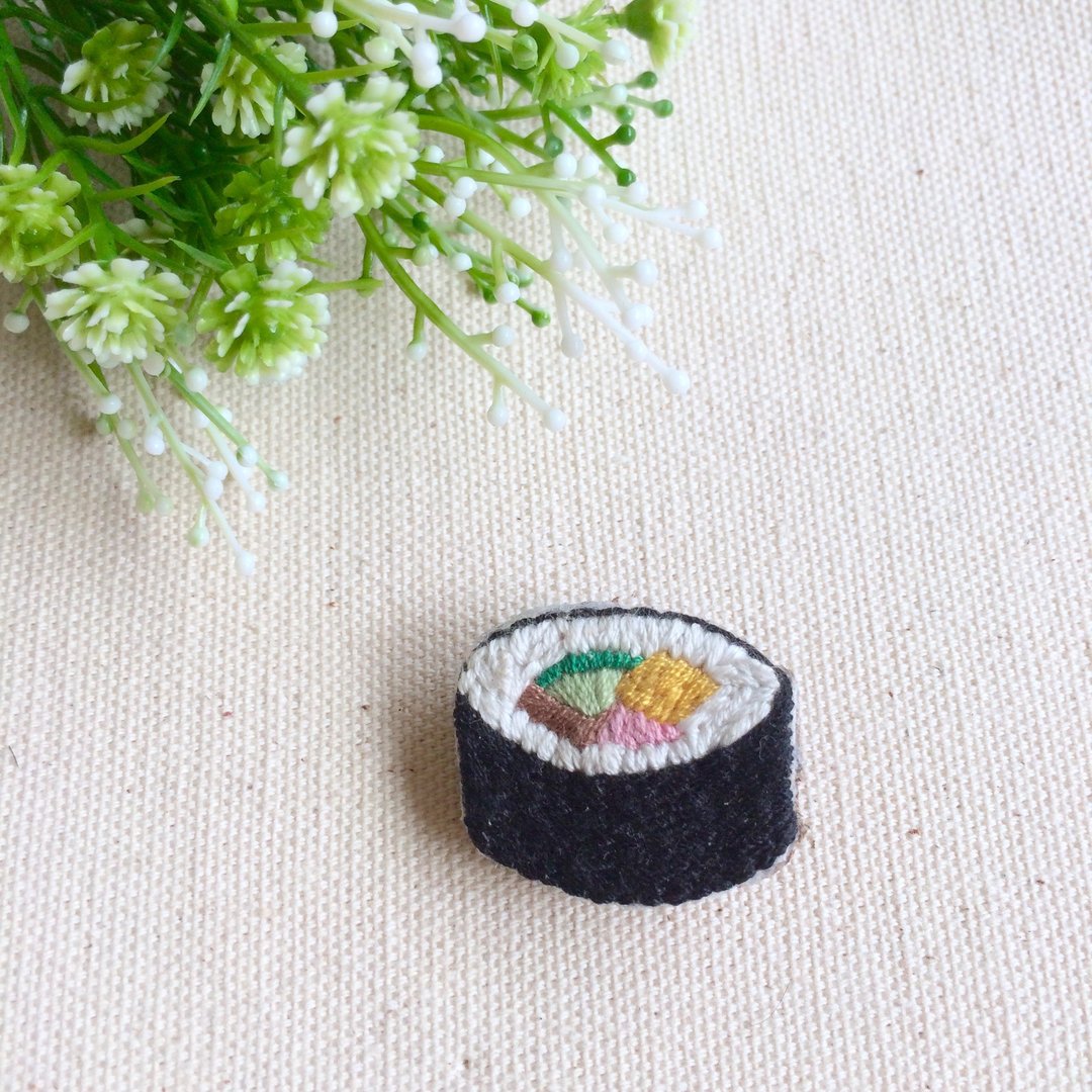 手作刺绣＊花寿司别针 - 胸针 - 绣线 黑色