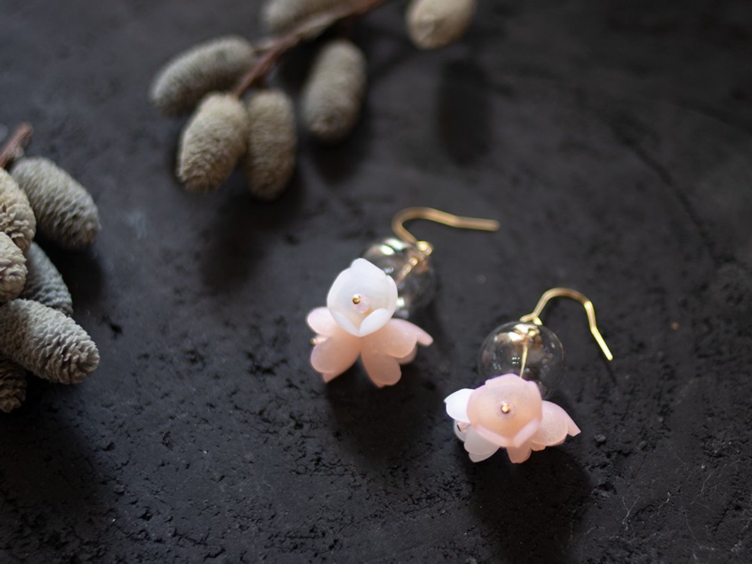 flowers & glass dome Earrings / White - 耳环/耳夹 - 粘土 粉红色
