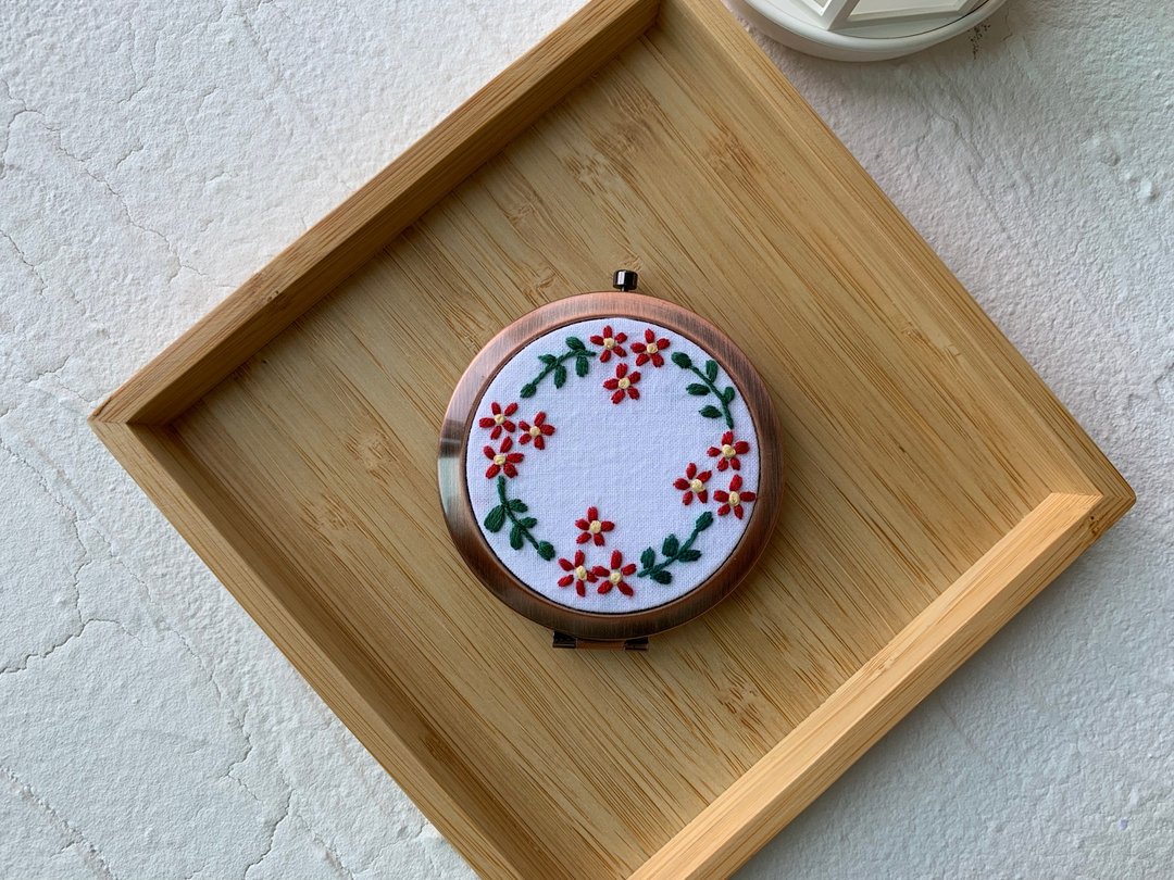 刺绣随身镜/刺绣花圈随身镜 - 彩妆刷具/镜子/梳子 - 绣线 白色
