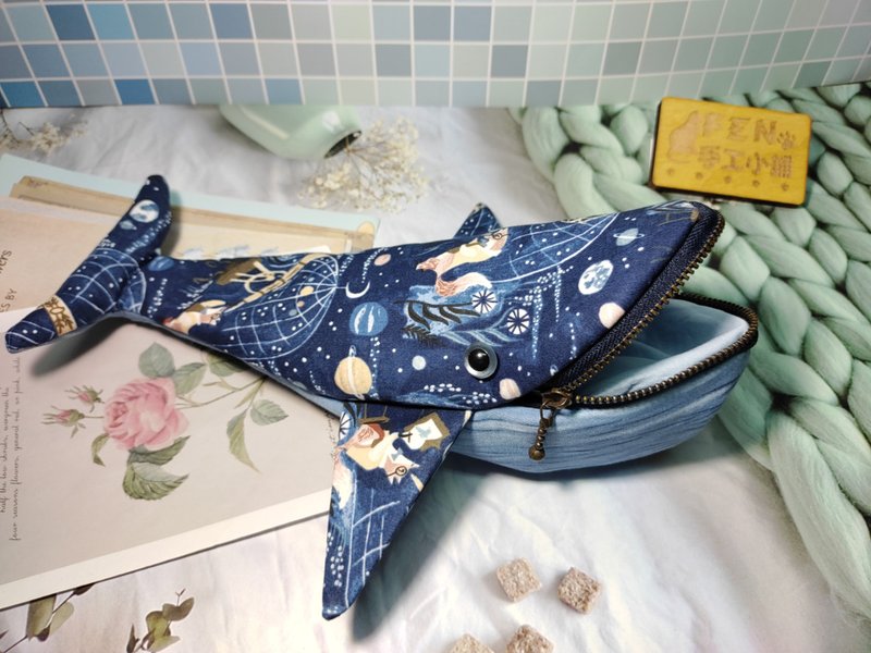 海洋生物袋物系列-美国限量棉布-手作海洋风狐狸观星家鲸鱼笔袋 - 铅笔盒/笔袋 - 棉．麻 