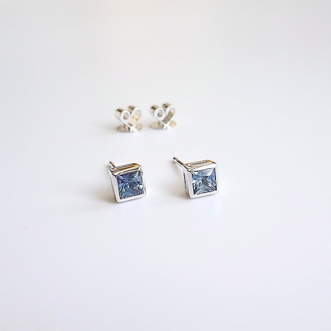限量现货 - 天然蓝宝石方形切割包镶纯 18K 白金耳环 0.558 ct - 耳环/耳夹 - 宝石 蓝色