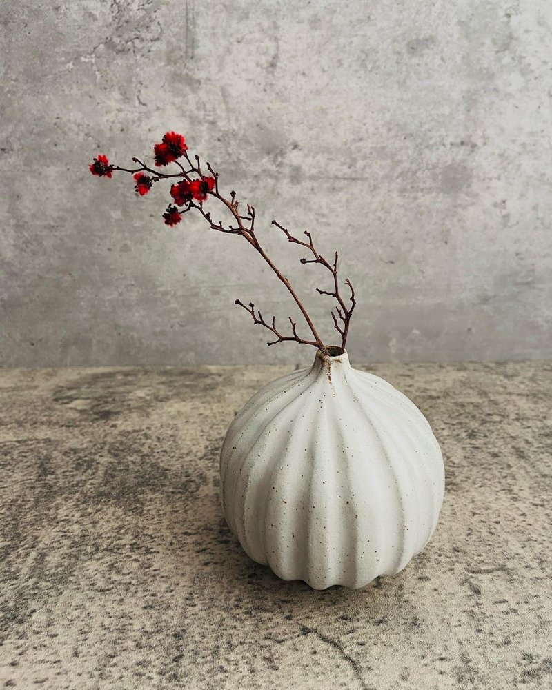 日式一轮插花瓶 白粉引瓣形陶瓷小花器 - 花瓶/陶器 - 陶 