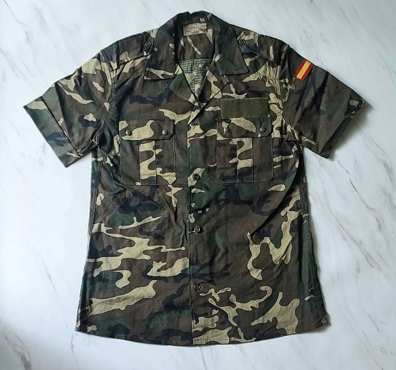 Vintage西班牙公发迷彩短袖软垫肩衬衫d 防撕裂布料 材质耐用 - 男装衬衫 - 棉．麻 