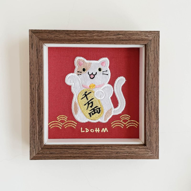 【招财猫】棕斑白猫 刺绣画|实木|钱财幸福到来 - 画框/相框 - 棉 红色