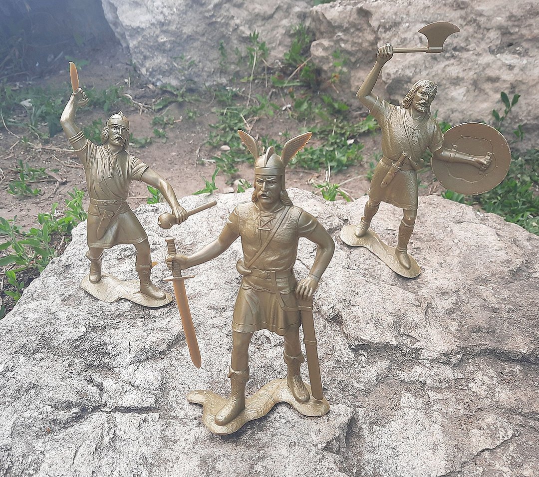 Vikings warriors vintage Soviet plastic soldiers toys khaki color - 玩具/玩偶 - 塑料 卡其色