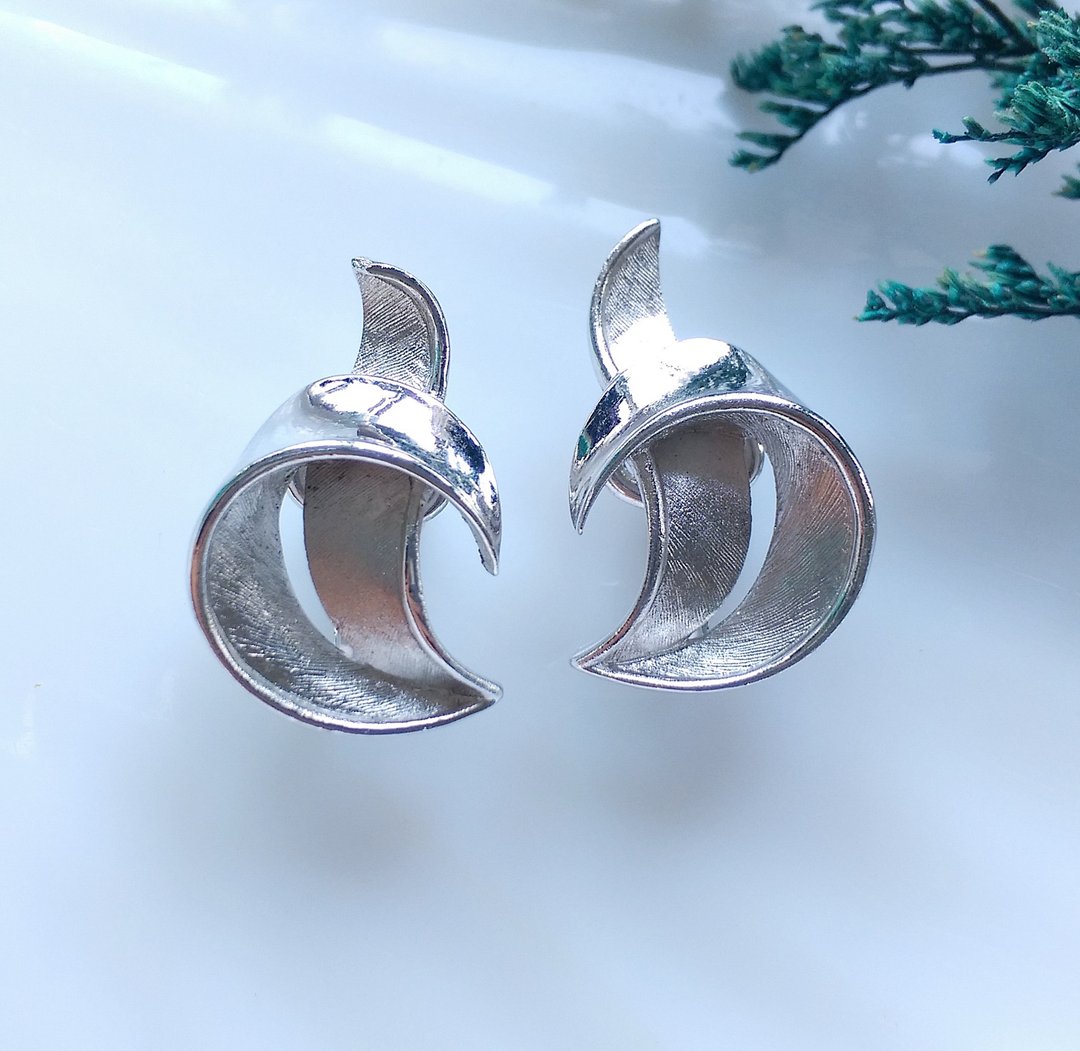 Vintage Jewelry  TRIFARI 银色调  对称 卷叶 夹式耳环 - 耳环/耳夹 - 其他金属 白色