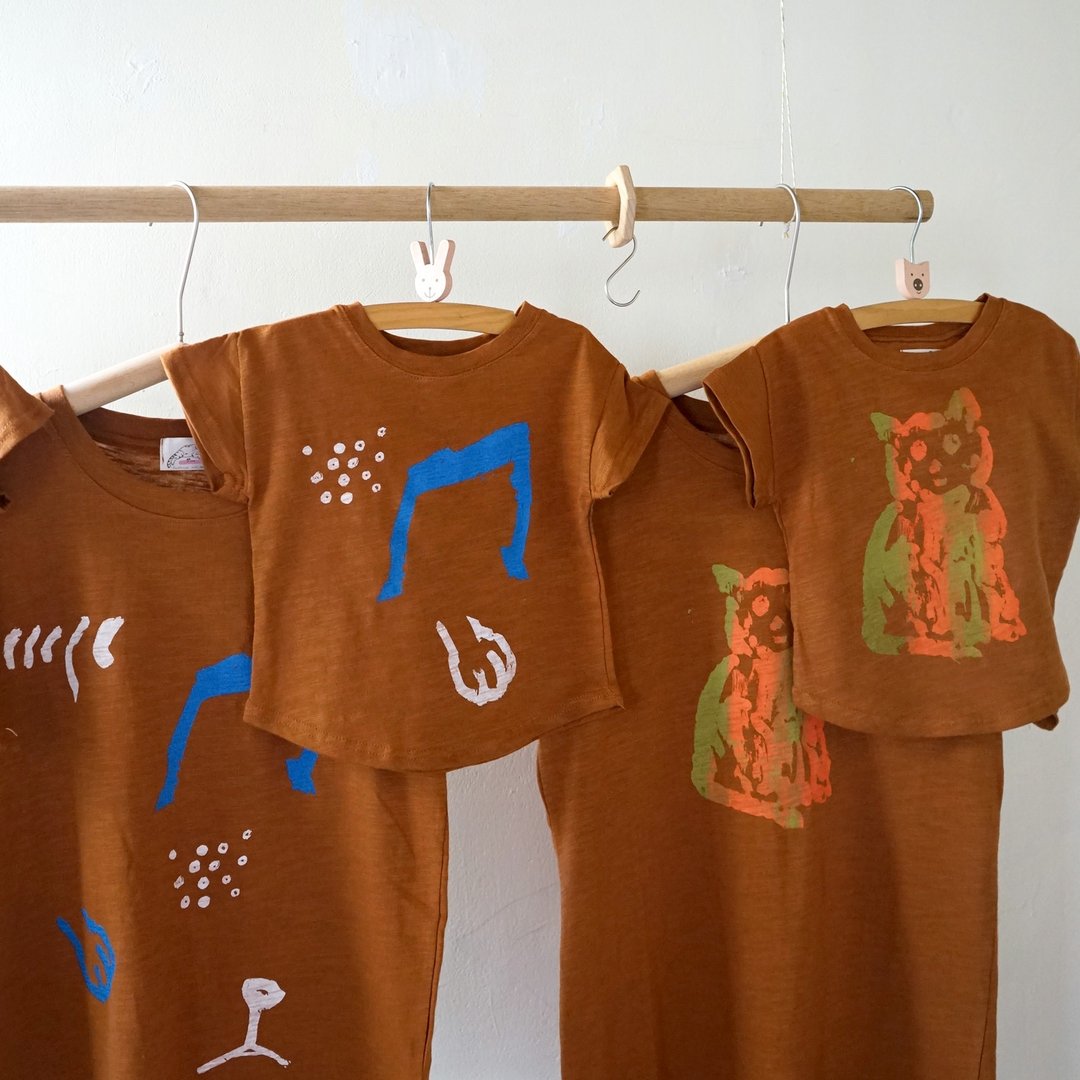 BABY&KIDS 山棱、猫、玳瑁喷妈大树咖色夏日手工印花短袖纯棉上衣 - 童装上衣 - 棉 咖啡色