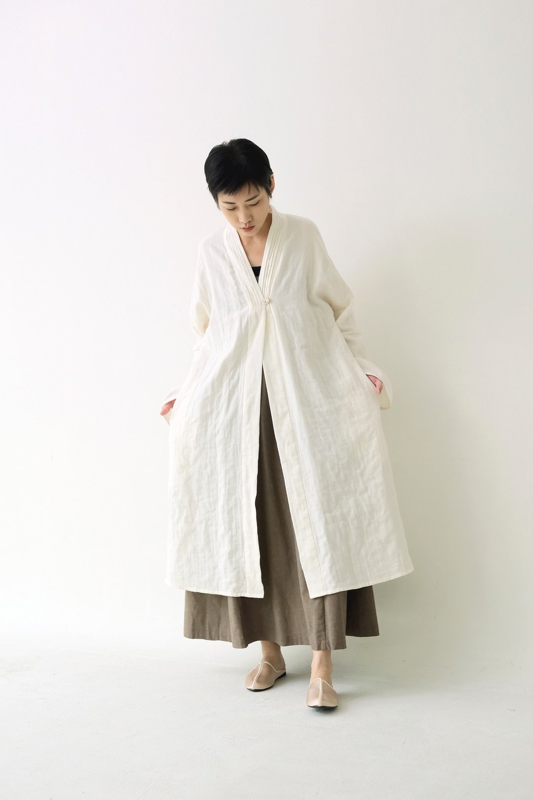 川 衣 WEAR BEING  开襟落肩陶扣长袍外套  米白 - 女装休闲/机能外套 - 棉 白色