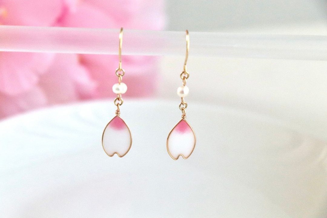 Sakura Petals and Freshwater Pearl Earrings / White Clip-On - 耳环/耳夹 - 树脂 白色