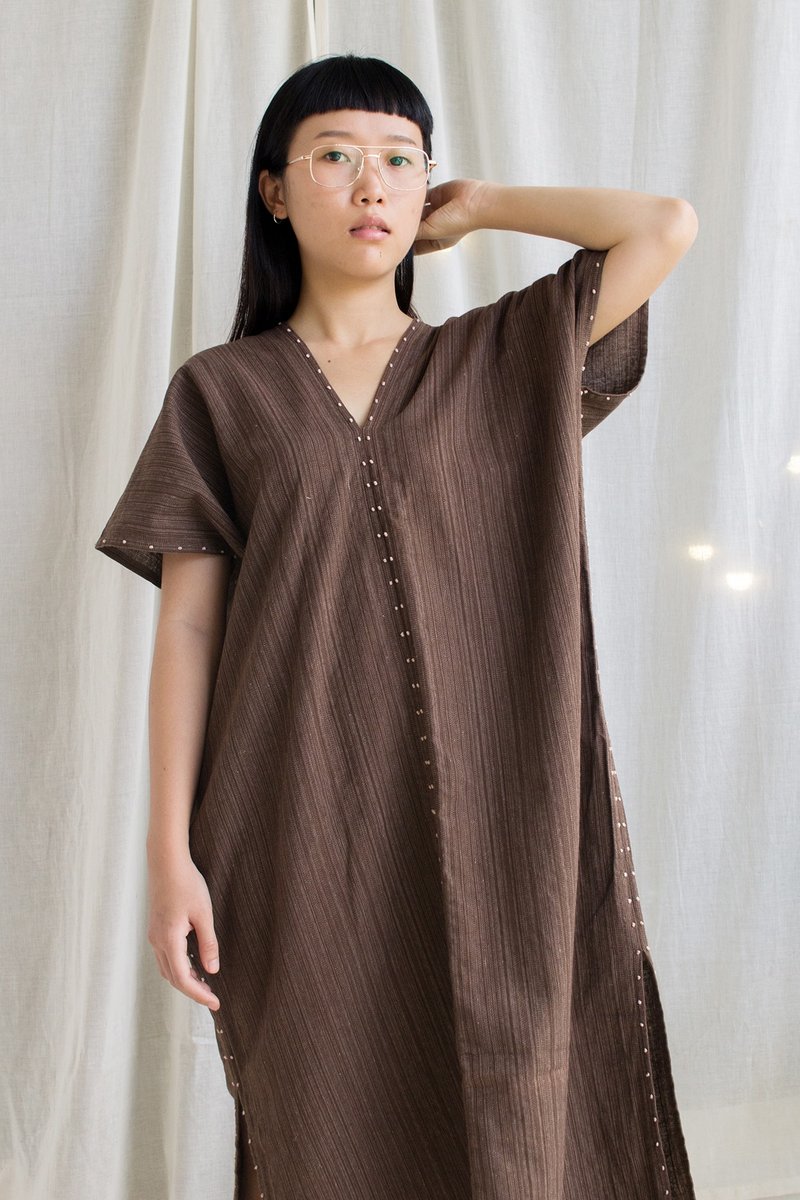 linnil: Karen dress with hand embroidery pastel pink dots - 洋装/连衣裙 - 棉．麻 咖啡色