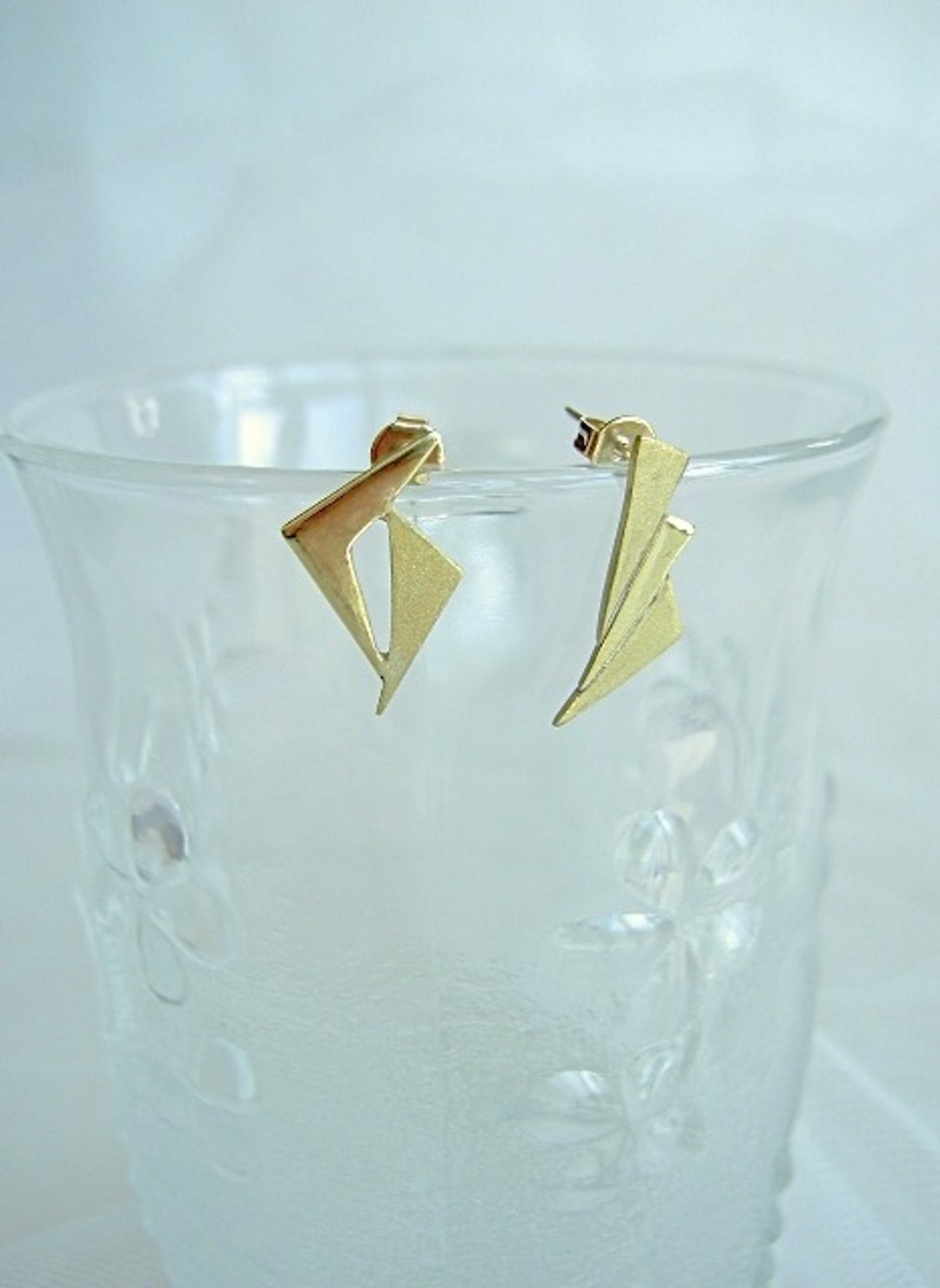 Asymmetry, triangles, earrings - 耳环/耳夹 - 其他金属 金色