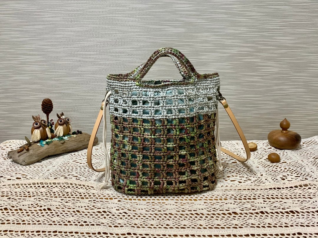 篓空轻便款手工包。真皮底+方格。手提+斜背。段染绿+豆绿 - 侧背包/斜挎包 - 纸 