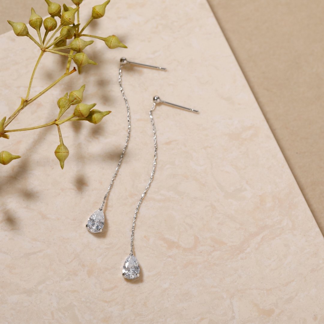 sway-drop pierced earring SV 无镍耳环 以立方锆石水滴造型制成的时尚设计 银色 铑 - 耳环/耳夹 - 其他金属 银色