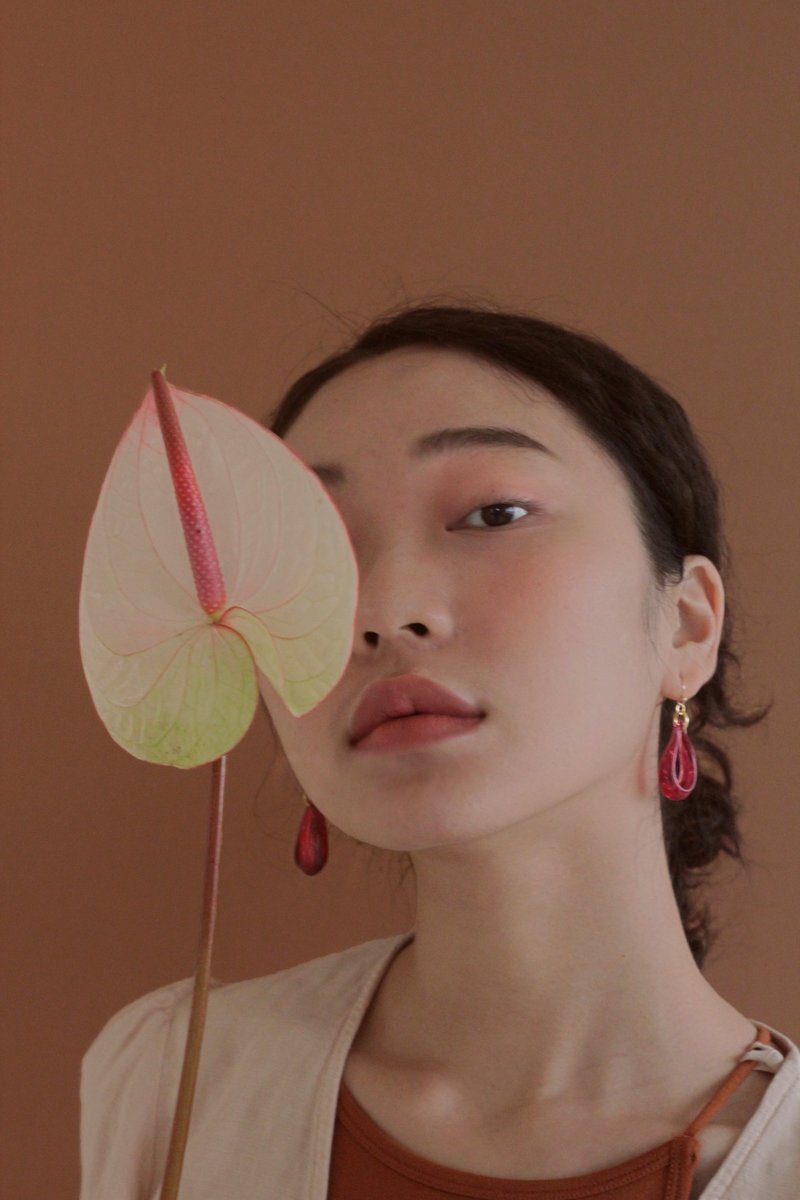 深红玻璃垂坠耳环 - 耳环/耳夹 - 玻璃 红色