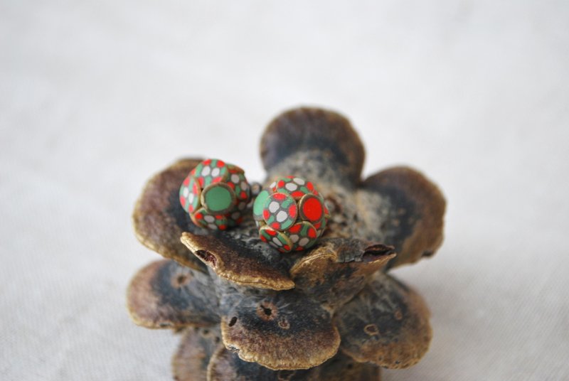 小巧圆珠耳针・耳夹 (绿・红・米色) - 耳环/耳夹 - 粘土 多色