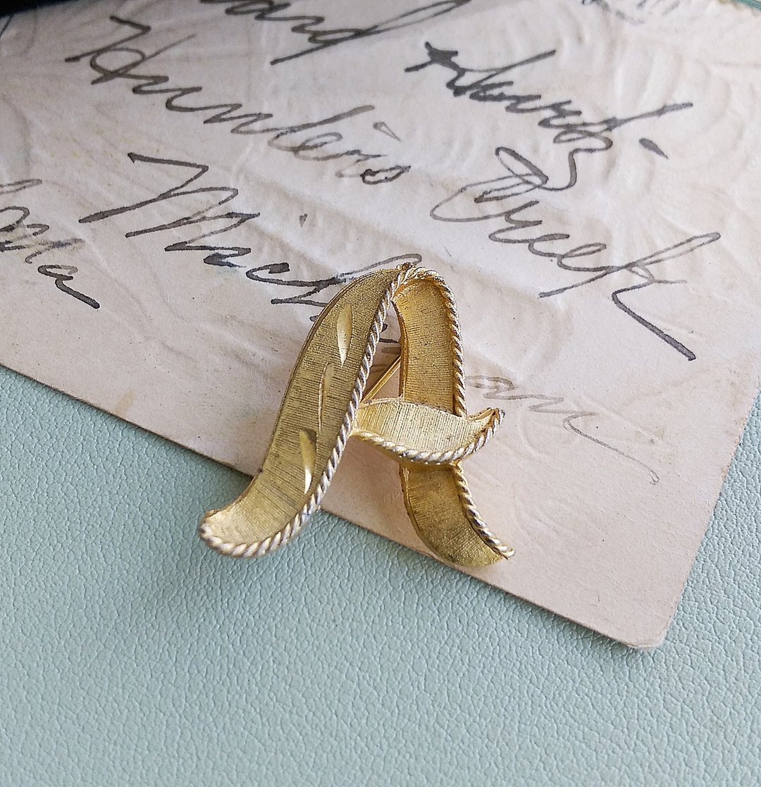 Vintage Jewelry 西洋古董饰品 小巧 字母 A 金色调 别针 - 徽章/别针 - 其他金属 金色