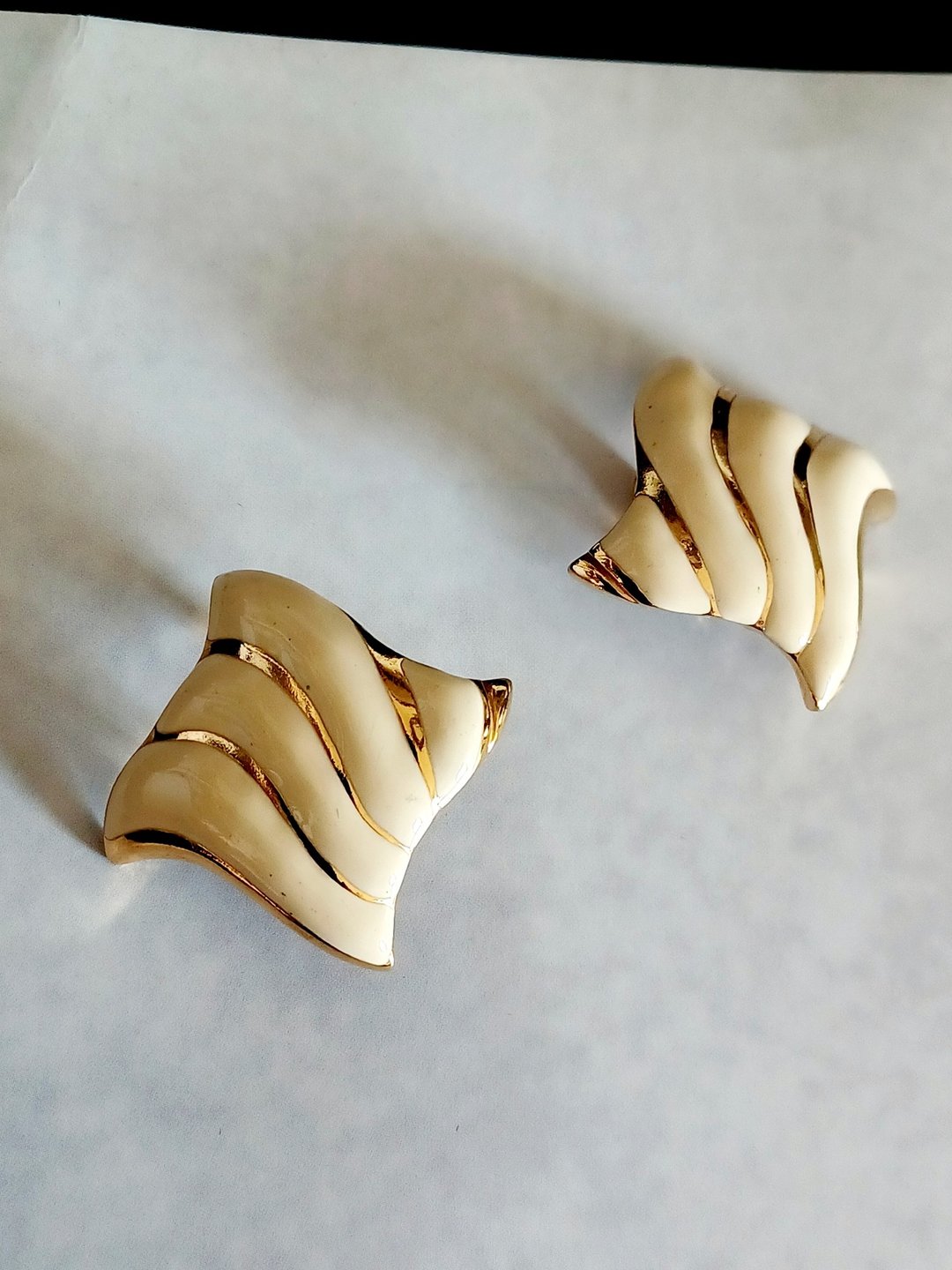 vintage jewelry 高雅云白珐琅 夹式耳环 - 耳环/耳夹 - 其他金属 