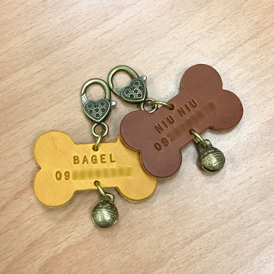 可爱狗骨头造型皮革名牌吊饰- 有单色及双色混搭可选 - 吊饰 - 真皮 多色