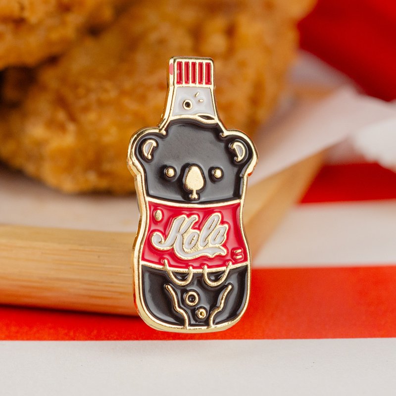Cola Bear 搪瓷徽章 — 可口可乐搪瓷徽章 | 可爱食物插画 - 胸针 - 其他金属 黑色