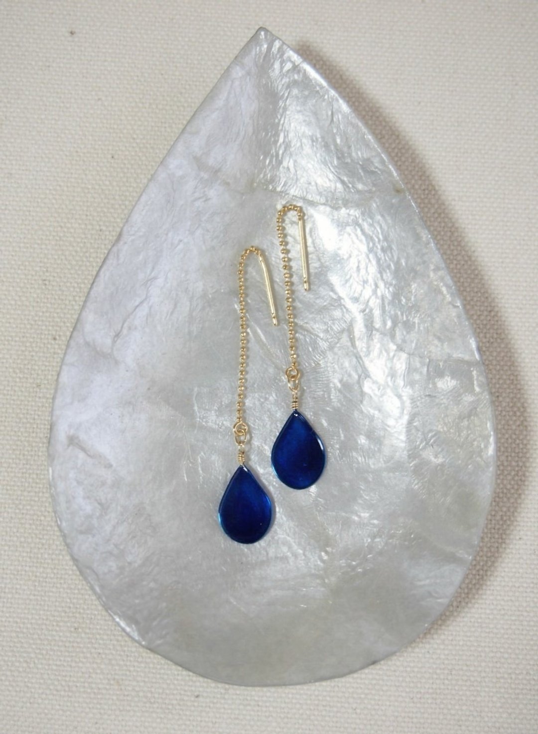 deep blue waterdrops pierced earrings or clip-on earrings  small - 耳环/耳夹 - 树脂 蓝色