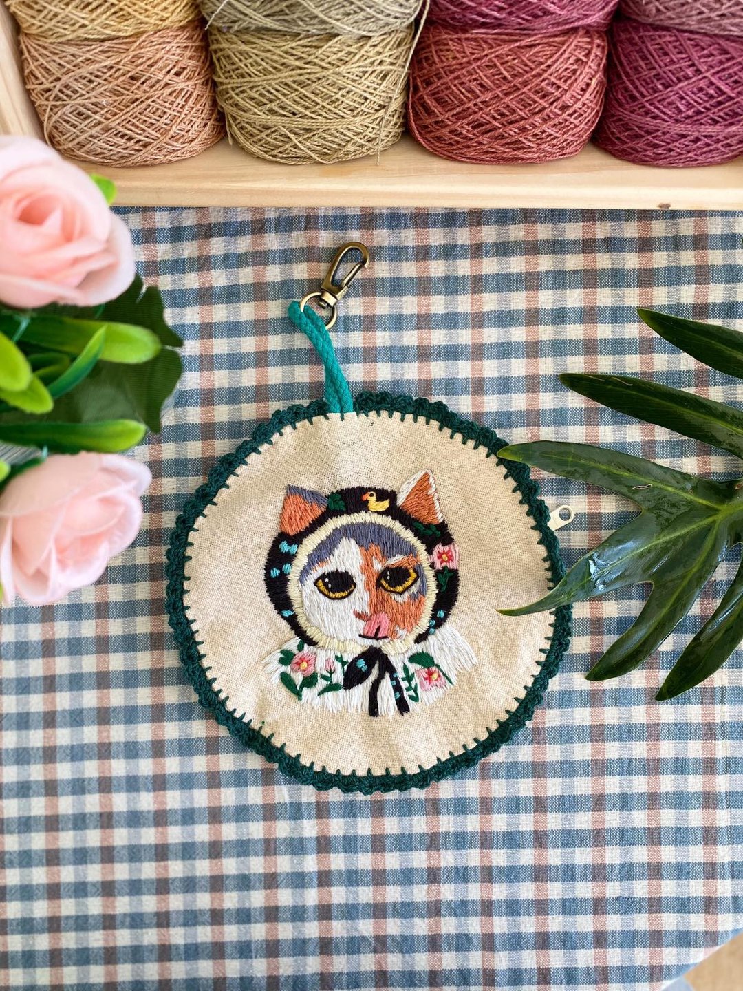 Hand made coin purses &amp; keychains - 皮夹/钱包 - 绣线 白色