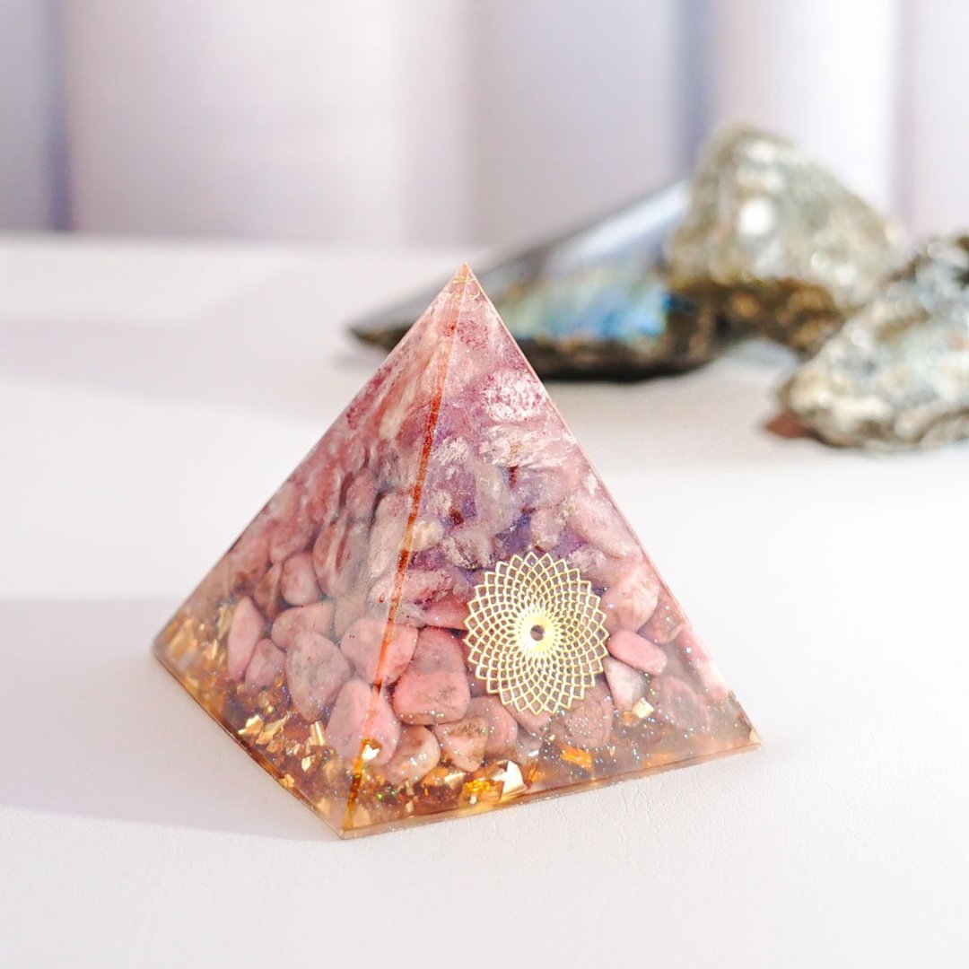 预订【蔷薇石、草莓晶】奥根水晶能量金字塔Orgonite 6x6 cm - 摆饰 - 水晶 多色