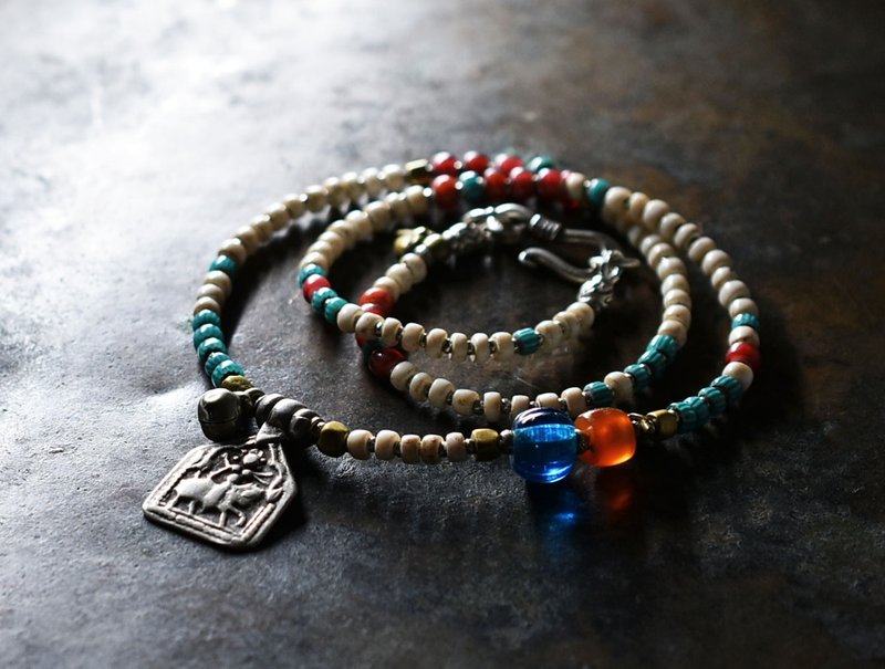 复古印度银坠饰、复古蓝色蜜柑珠与密佐兰红玉髓、金赤色White Heart、白色珠饰与绿松石绿 Chevron 项链 - 项链 - 玻璃 白色