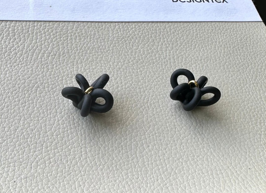 软陶饰品-黑色线形花瓣+金属线圈复合媒材耳环-316不锈钢耳针 - 耳环/耳夹 - 其他材质 黑色