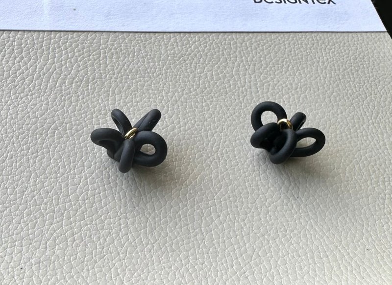 软陶饰品-黑色线形花瓣+金属线圈复合媒材耳环-316不锈钢耳针 - 耳环/耳夹 - 其他材质 黑色