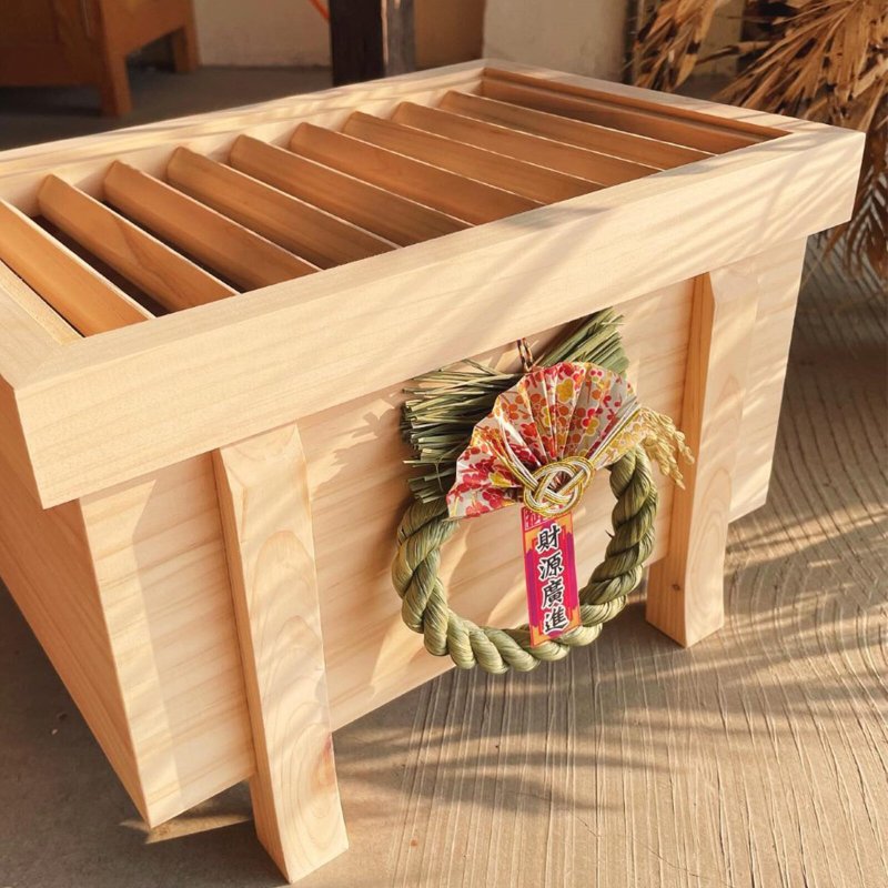 日本桧木奉纳招财箱 配有装饰性招财花环 聚财招福的秘密 - 储蓄罐 - 木头 
