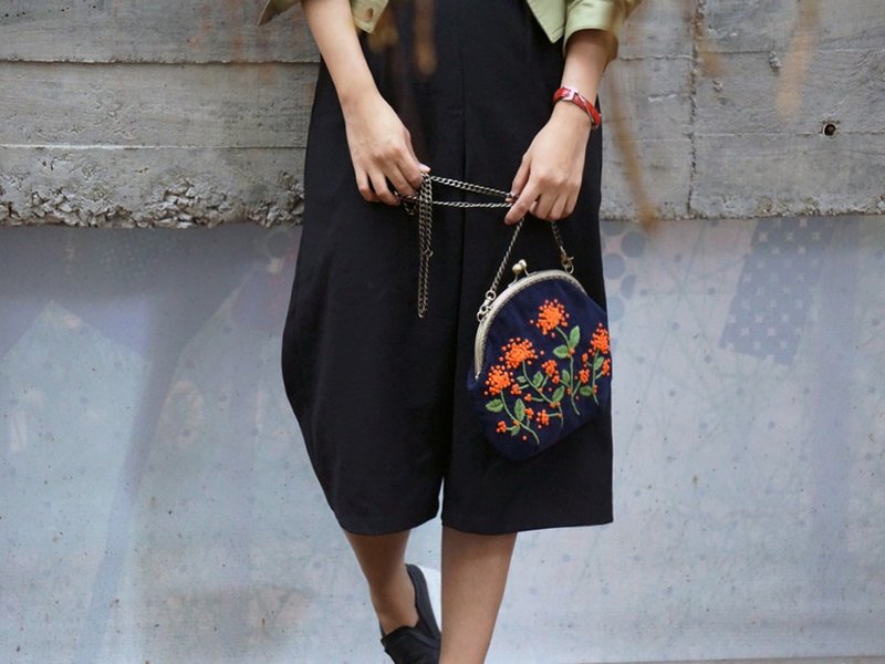 手工刺绣龙船花肩包 口金包 圣诞礼物交换 - 侧背包/斜挎包 - 棉．麻 黑色