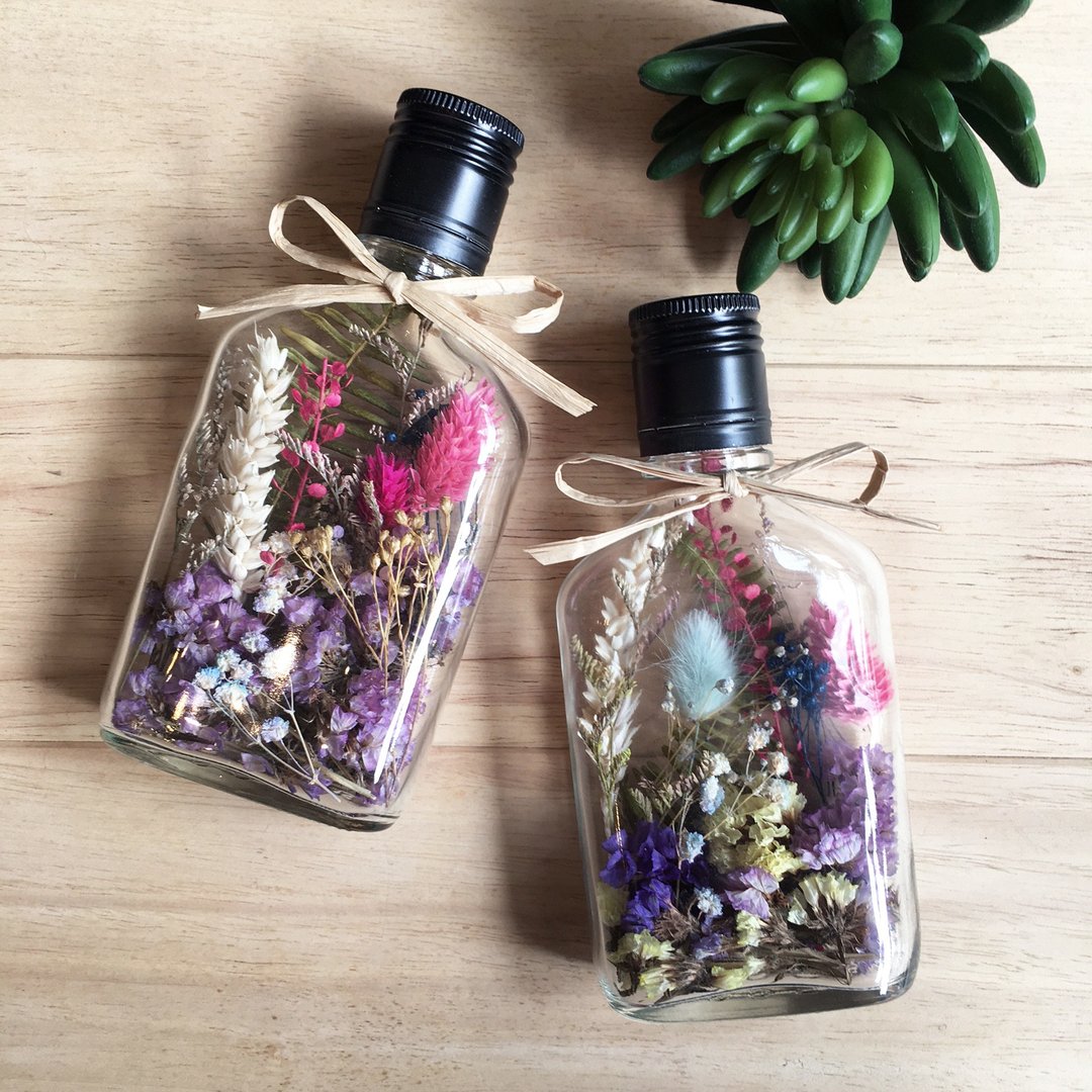 《Wannabe Goody Bag - 酒瓶干燥花2入组》～文青感 毕业礼物 桌上摆设 办公桌摆饰 永生花 送礼 房间布置 花艺 结婚 婚礼布置 兔尾草 干燥花束 MIT 礼物 客物制化 婚礼小物 情人节礼物 薰衣草 七夕 - 植栽/盆栽 - 植物．花 多色