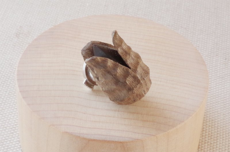 Acorns in Japan: Castanopsis sieboldii (lapel pin) made-to-order - 徽章/别针 - 木头 灰色