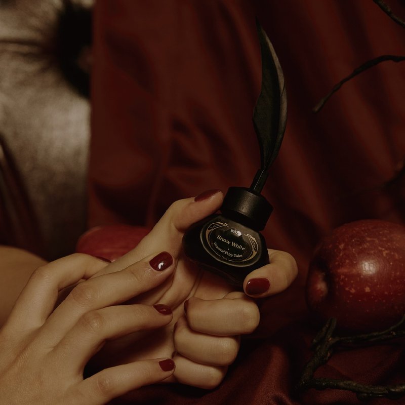 BG1725 白雪姫 ジェルネイル - 指甲油/指甲贴 - 其他材质 红色