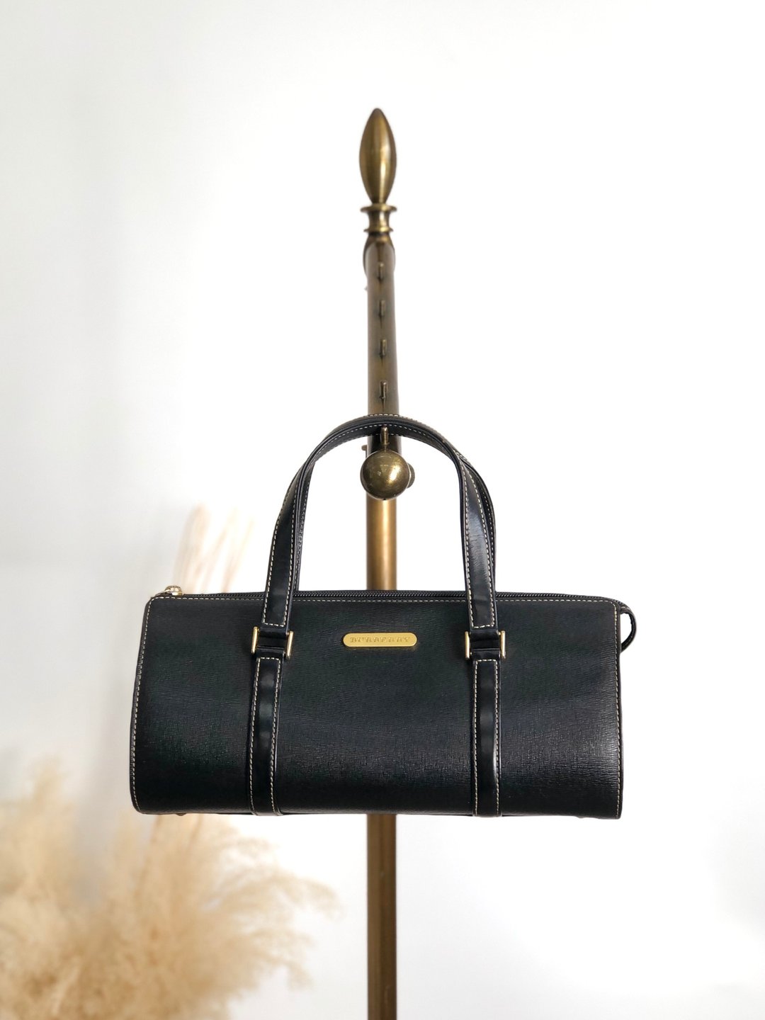 【日本直送名牌二手包】BURBERRY 博柏利 手提包 黑色 标志饰牌 皮革 圆筒包 vintage 古董 vmkueb - 手提包/手提袋 - 真皮 黑色