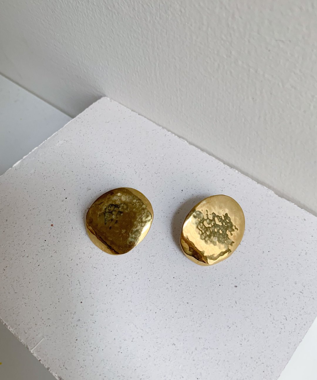 薯片锻敲造型耳环 - 耳环/耳夹 - 其他金属 金色