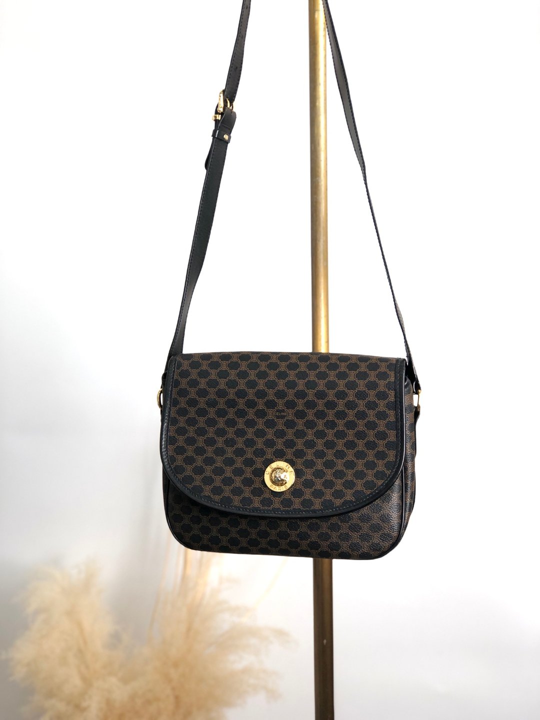 【 日本直送 名牌古着包 】CELINE 赛琳 马车LOGO 肩背包 黑色 星球扣 PVC 皮革 翻盖 vintage a8awaa - 侧背包/斜挎包 - 防水材质 黑色