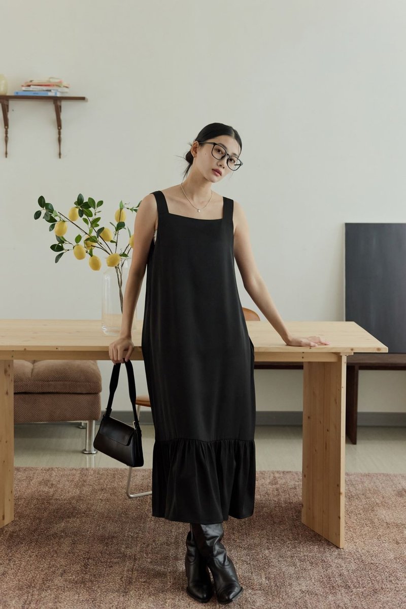 雾光缎面下摆波浪长洋装(黑) - 洋装/连衣裙 - 聚酯纤维 黑色