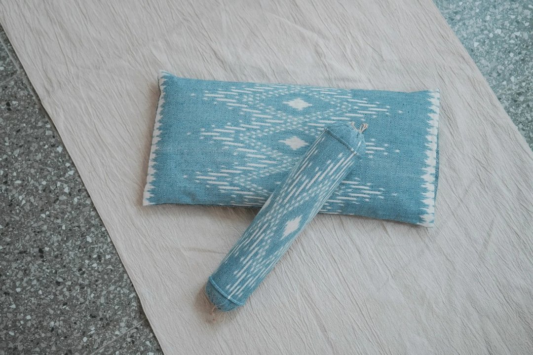 蓝染 IKAT 手织布荞麦壳好睡枕二件组 - 丰盛之河 - 枕头/抱枕 - 棉 蓝色