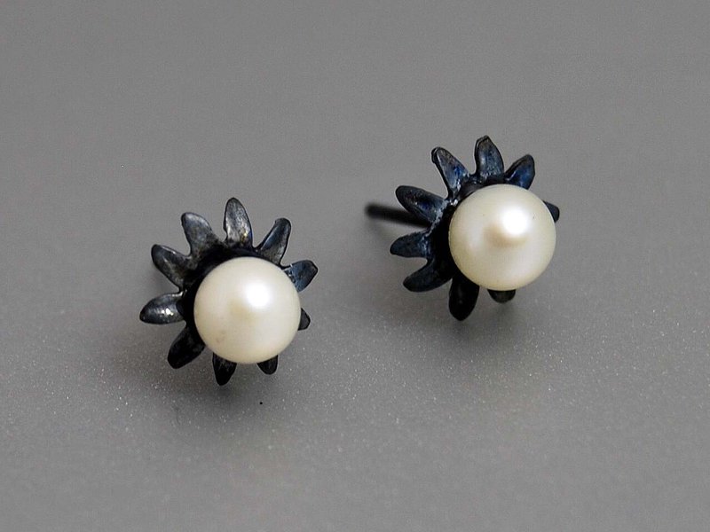 【纯银氧化黑】天然珍珠 六月的花婚礼典雅花朵型耳钉 黑珍珠 深海 Deep Ocean 简约优雅创意设计生日礼物 E028 | 希腊原创手工饰品 This and That - 耳环/耳夹 - 其他金属 黑色