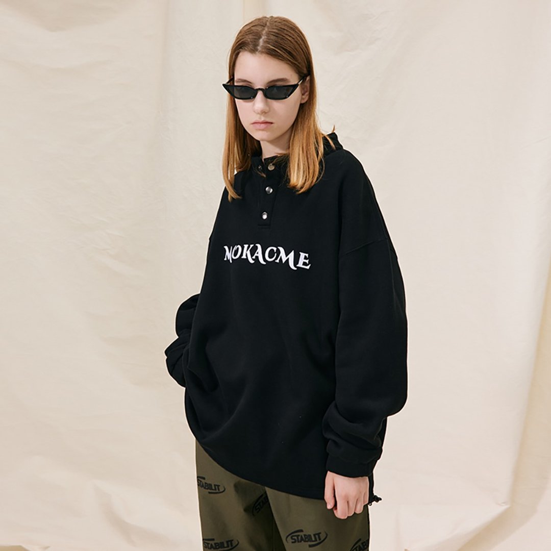 MOKACME VIBE 21AW 原创设计半高领纽扣开合贴布绣大学T卫衣男女 - 中性连帽卫衣/T 恤 - 棉 黑色