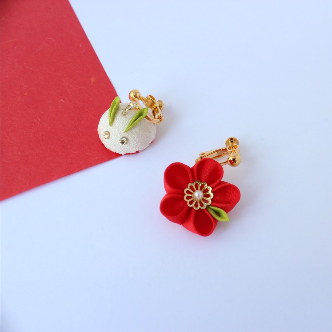 clip-on earring/resin non hole earring rabbit and flower - 耳环/耳夹 - 丝．绢 白色
