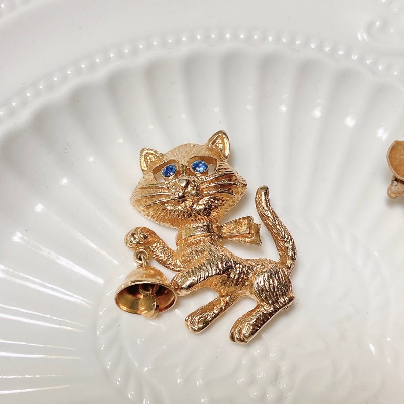 【西洋古董饰品】可晃动铃铛猫咪纹理细致 立体交互设计胸针胸章. - 胸针 - 贵金属 金色