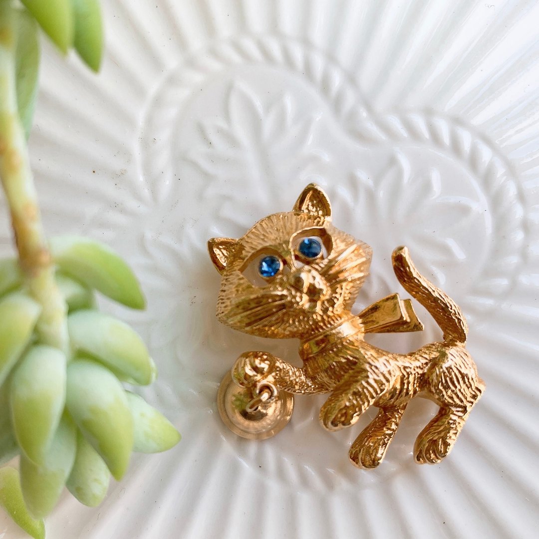 【西洋古董饰品】可晃动铃铛猫咪纹理细致 立体交互设计胸针胸章. - 胸针 - 贵金属 金色
