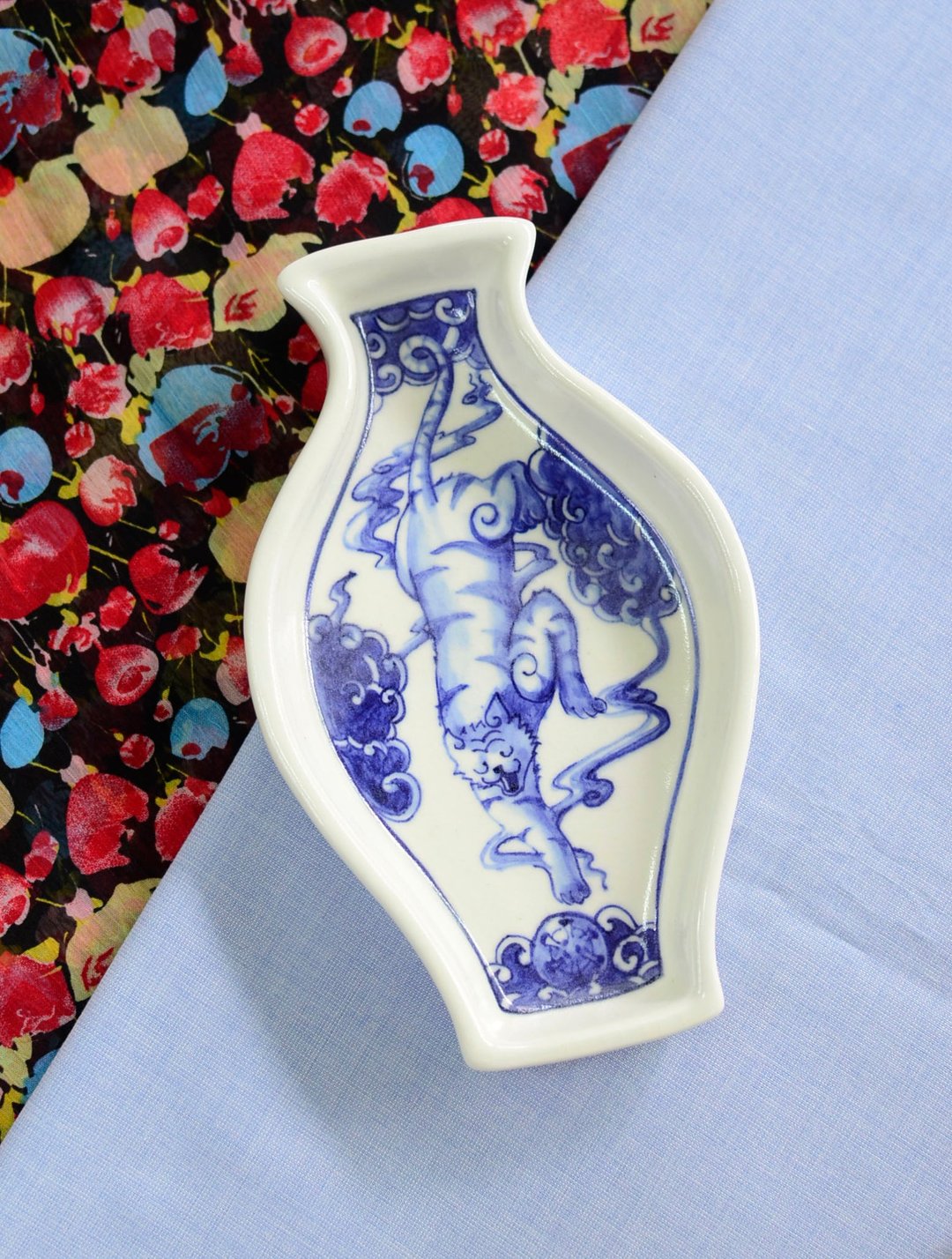 Tiger fight with with covid shape vase plate - 花瓶/陶器 - 陶 蓝色