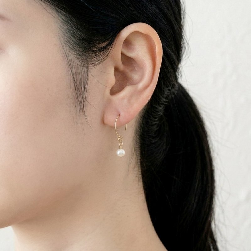 极简小巧淡水珍珠 14Kgf 包金耳环 体型娇巧 - 耳环/耳夹 - 珍珠 白色