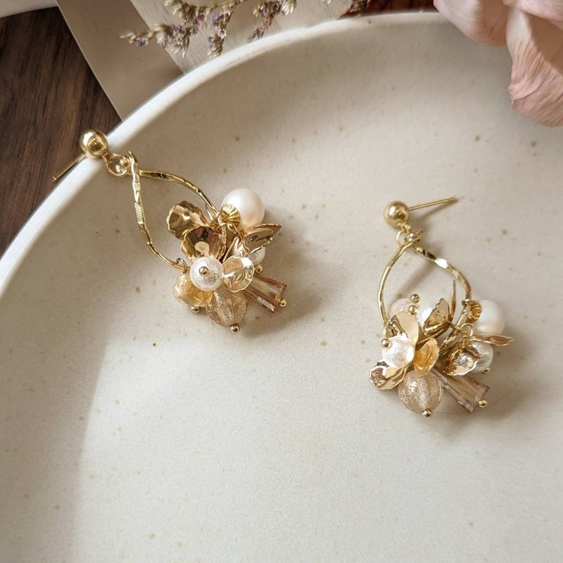 1KM 展开仪式感•金花珍珠垂墬耳环 - 耳环/耳夹 - 其他金属 