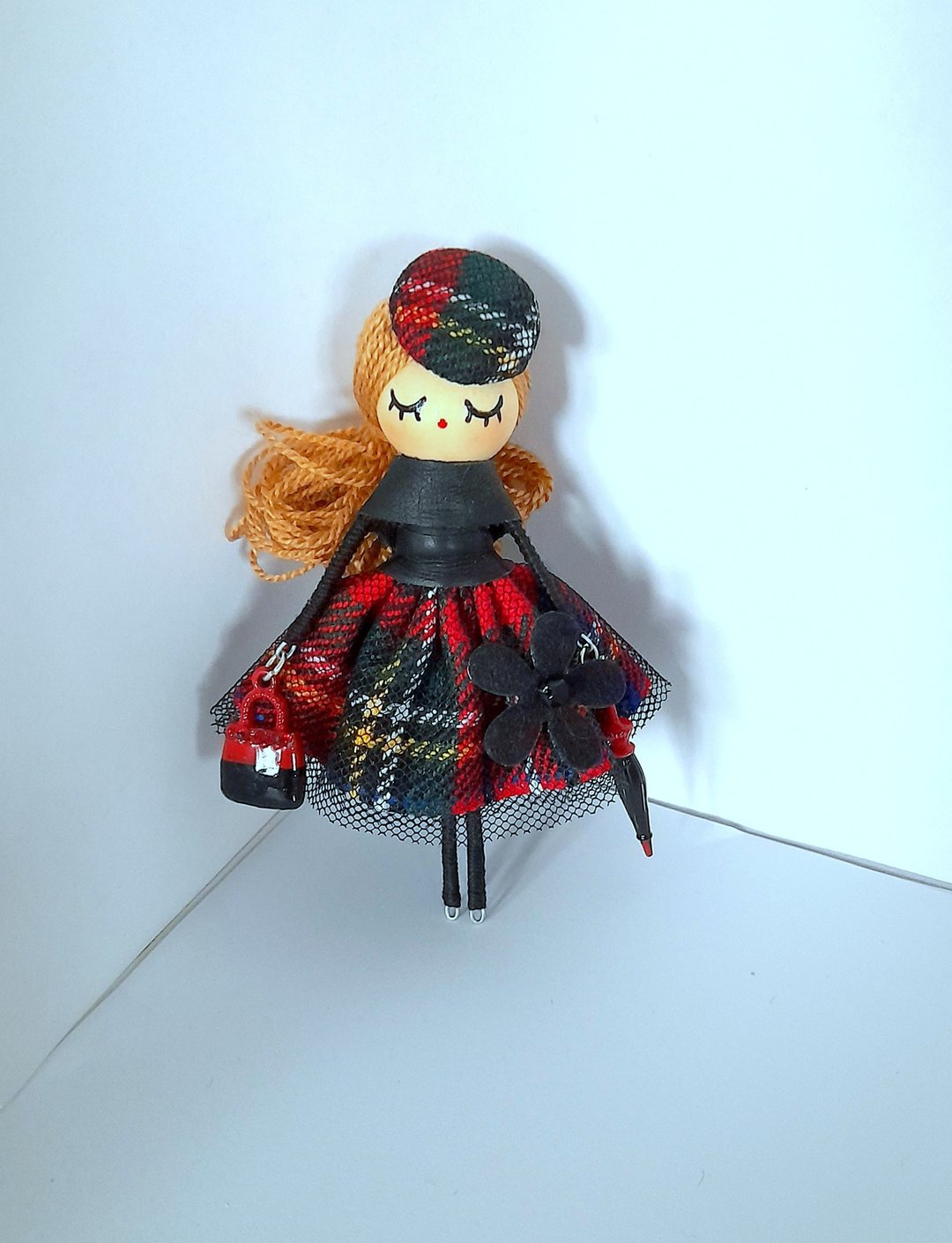 Brooch doll - 胸针 - 木头 红色