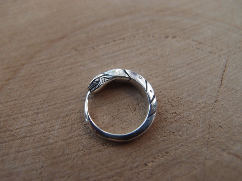 衔尾蛇造型圆圈耳环 14mm 单只装 贴耳式圆圈耳环 - 耳环/耳夹 - 纯银 银色